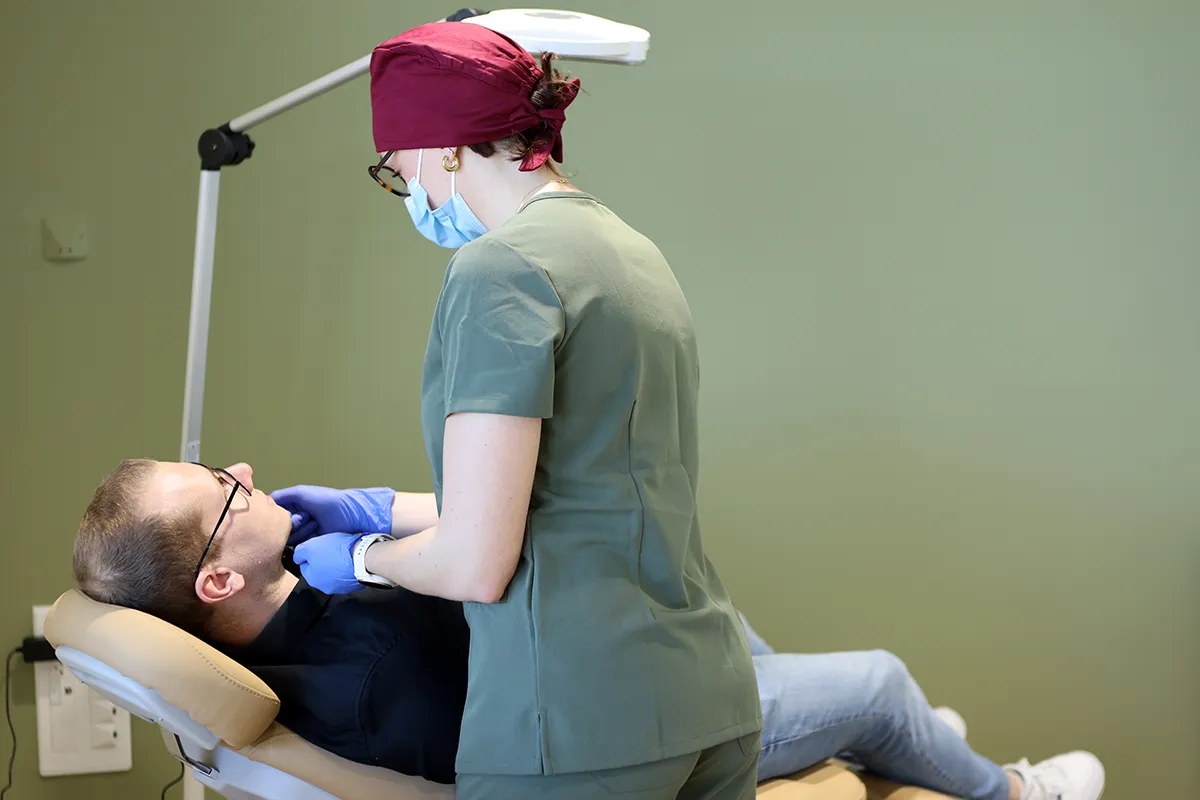 Consultation avec un chirurgien - Votre sant&eacute; bucco-dentaire entre des mains expertes