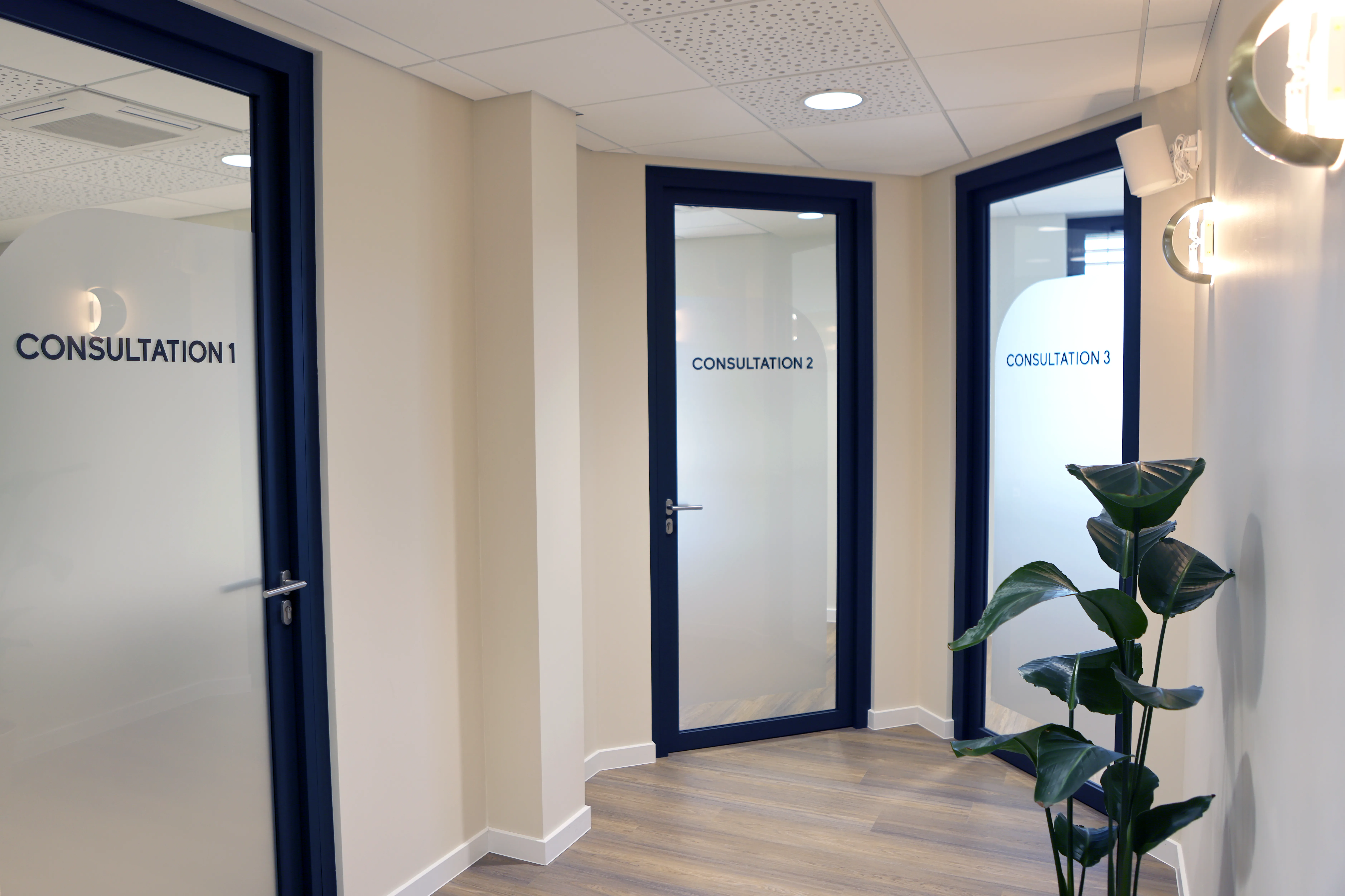 Couloir et portes des cabinets de consultations pour le Parcours de soin au COB
